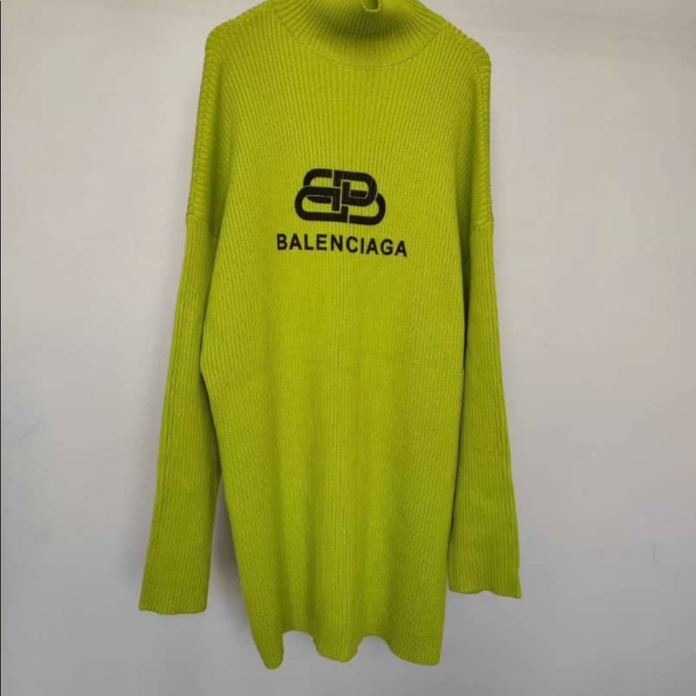 I neon green sweater
